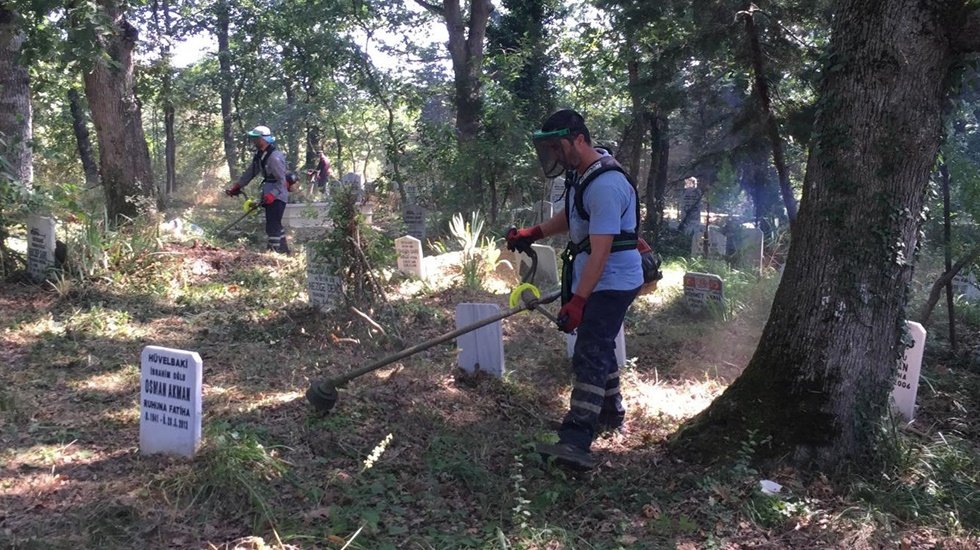 Mezarlıklar dahil d&ouml;rt bir yanda yabani otlar temizleniyor