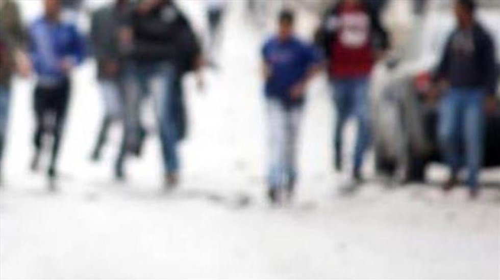 M&uuml;sl&uuml;man gen&ccedil;, inek eti taşıdığı iddiasıyla sokak ortasında lin&ccedil; edildi