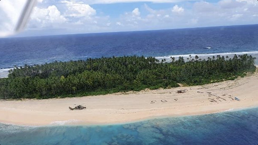 Okyanusta kayıp denizciler, kumsala yazdıkları SOS mesajı sayesinde kurtuldu