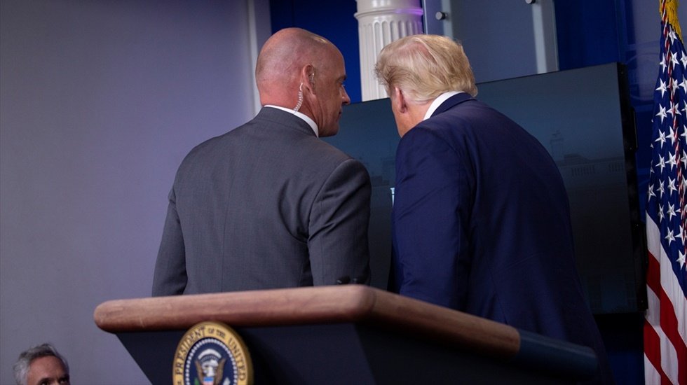 Trump toplantıdan &ccedil;ıkarıldı