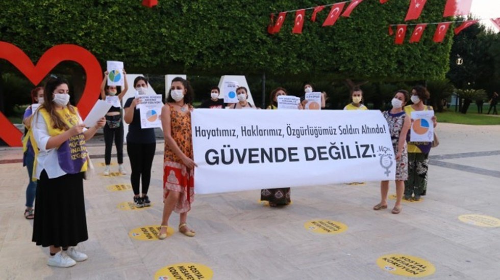 Ankete katılan her üç kadından ikisi salgın döneminde şiddete uğradı'