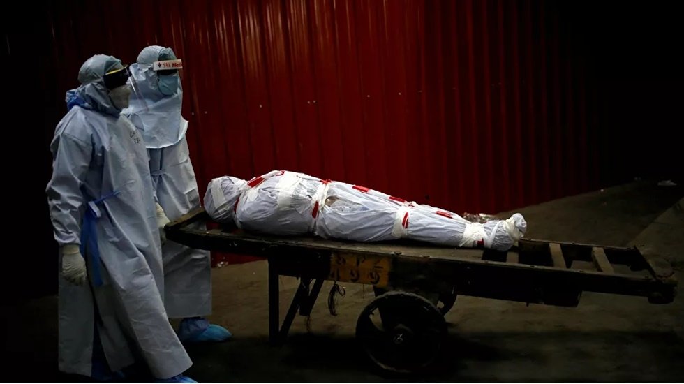 O &uuml;lkede koronavir&uuml;s dehşeti! Bir g&uuml;nde 3 bin 500 can kaybı