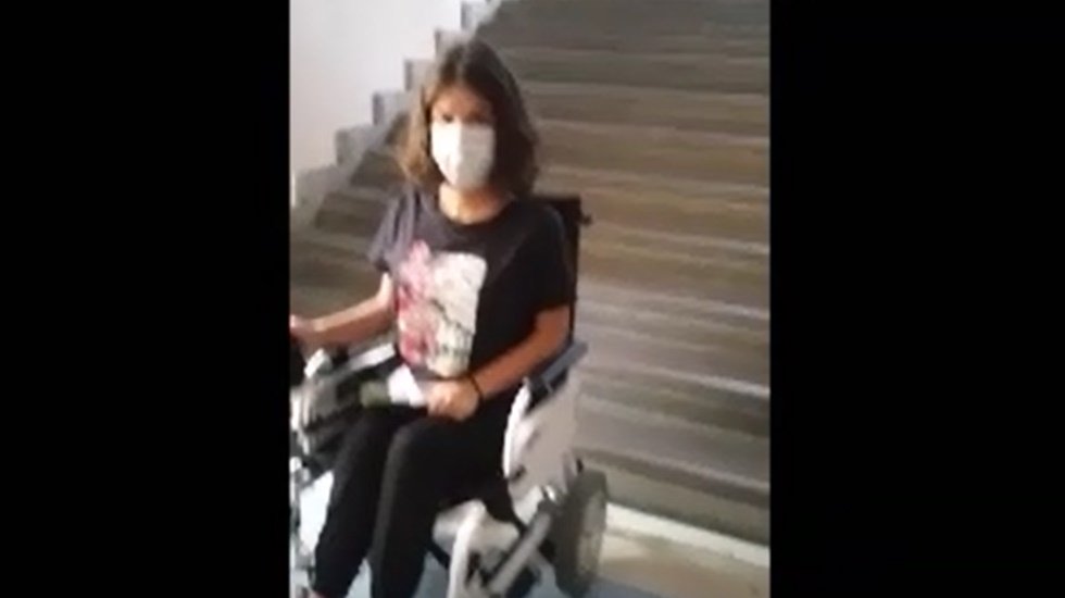 Engelli öğrenci anne sırtında okulun en üst katına taşınarak sınava girebildi