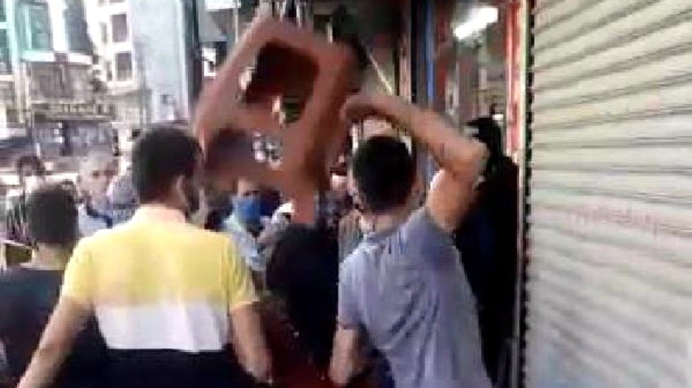 Esenyurt&rsquo;ta g&ouml;revli zabıtaya sandalyeli saldırı