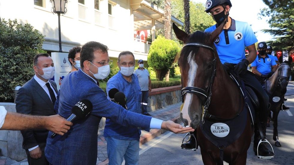 İmamoğlu Adalar’ın faytonlarından devşirilen ‘Atlı Zabıta Birimi’ ile tanıştı