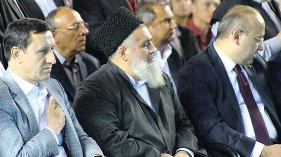 İstismardan tutuklanan tarikat şeyhi devlet protokol&uuml;nde