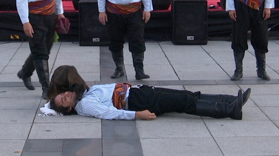 O Belediye, rol gereği yaralı rol&uuml;nde yerde yatan oyuncunun boynuna sarılan k&ouml;peği sahipsiz bırakmadı