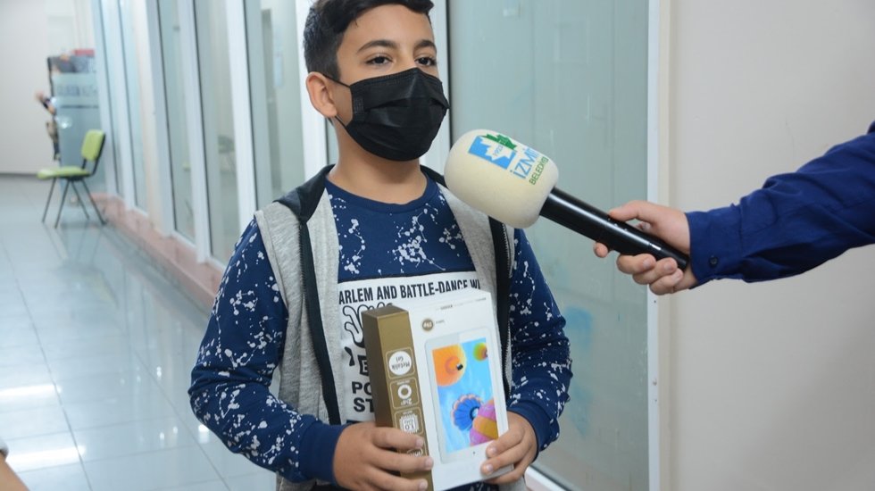 &ldquo;Askıda Tablet&rdquo; kampanyası &ccedil;ocukların y&uuml;z&uuml;n&uuml; g&uuml;ld&uuml;r&uuml;yor
