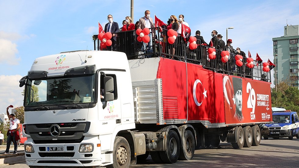 Ataşehir&rsquo;de Cumhuriyet tırı sokaklarda&hellip;