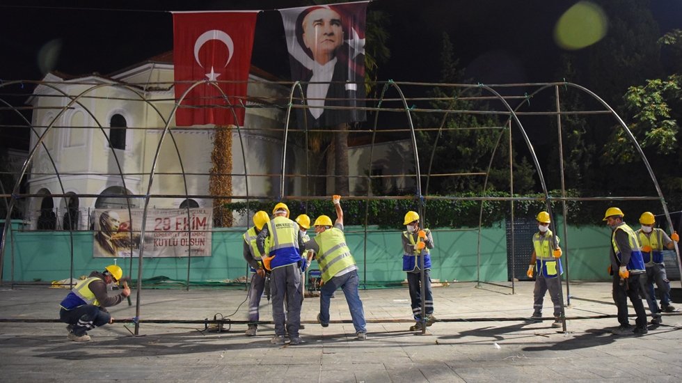 Bornova Belediyesi kentin &ccedil;eşitli noktalarında yardım alanları oluşturdu