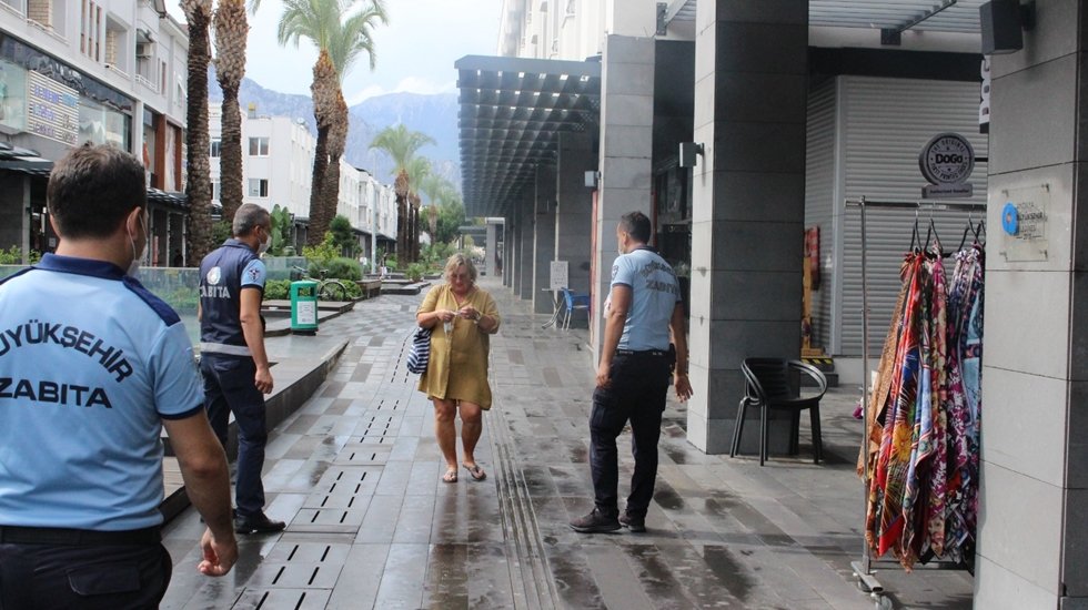 B&uuml;y&uuml;kşehir Zabıtasından Kemer&rsquo;de maske denetimi
