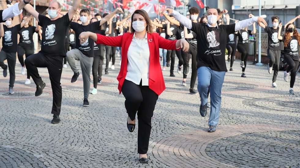 Cumhuriyet Bayramı&rsquo;nda Başkan H&uuml;rriyet, bin kişiyle zeybek oynadı