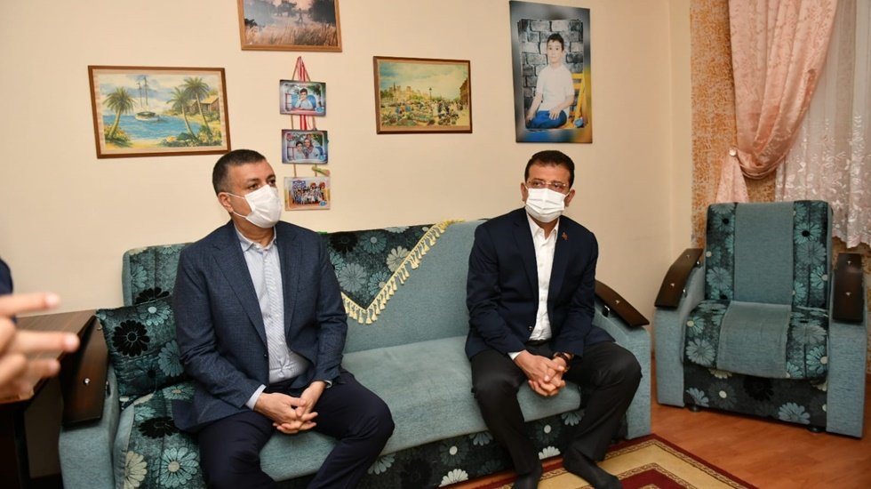 İmamoğlu ve Bozkurt’tan EBA’ya erişmek için çıktığı çatıdan düşen Çınar’ın ailesine ziyaret