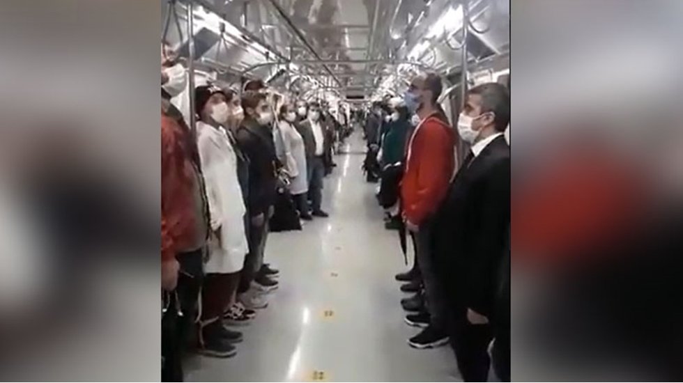 İstanbul'da metroda saat 19.23 olunca herkes ayağa kalktı