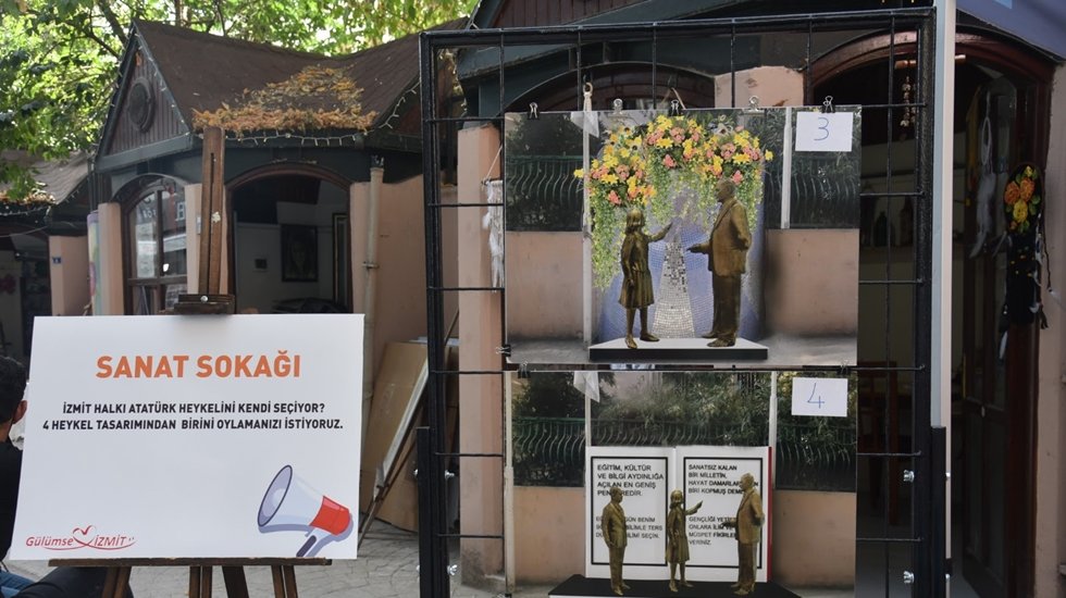 İzmit halkı &ccedil;alınan Atat&uuml;rk heykelinin yenisini se&ccedil;ecek