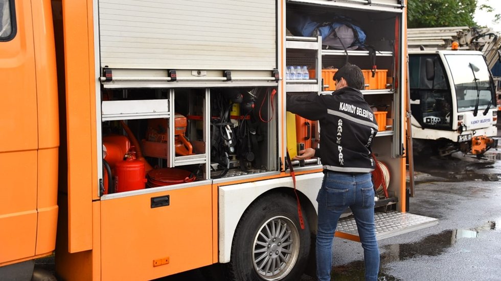 Kadık&ouml;y&rsquo;&uuml;n arama kurtarma personeli,&nbsp;İzmir i&ccedil;in kolları sıvadı