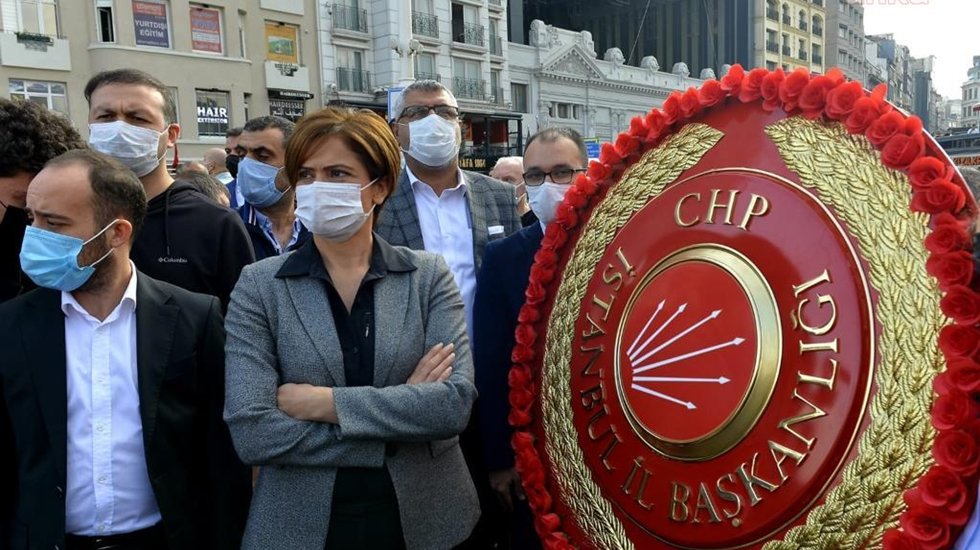 Kaftancıoğlu'ndan AKP çelenginin tören alanına önce alınmasına tepki...