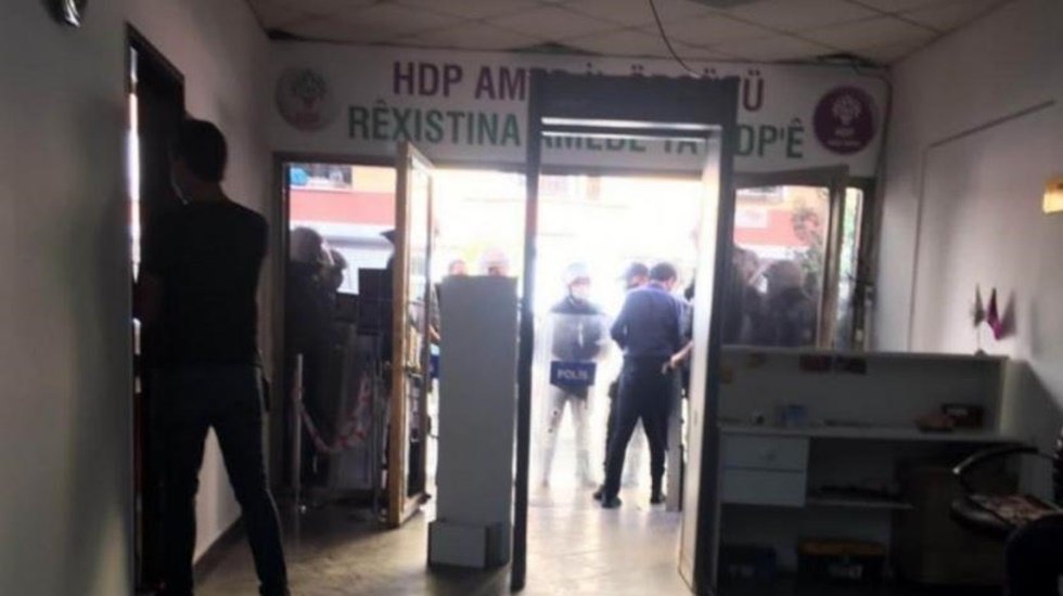 Polisten Diyarbakır'da HDP il ve il&ccedil;e binalarına operasyon