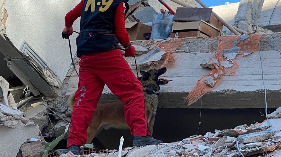 AKUT, 18 ekibi ve 268 g&ouml;n&uuml;ll&uuml;s&uuml;yle 13 can kurtardı