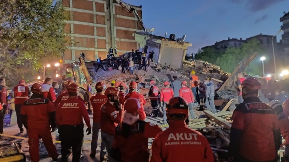 AKUT enkaz altından 11 can kurtardı