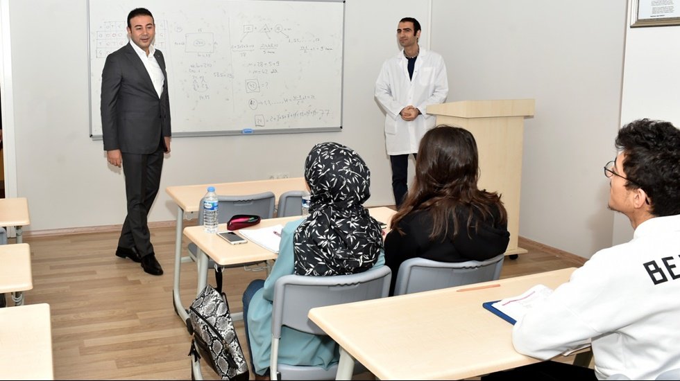 Başkan Rıza Akpolat'tan &ouml;ğretmenlere &ccedil;evre dostu &ouml;zel hediye paketi