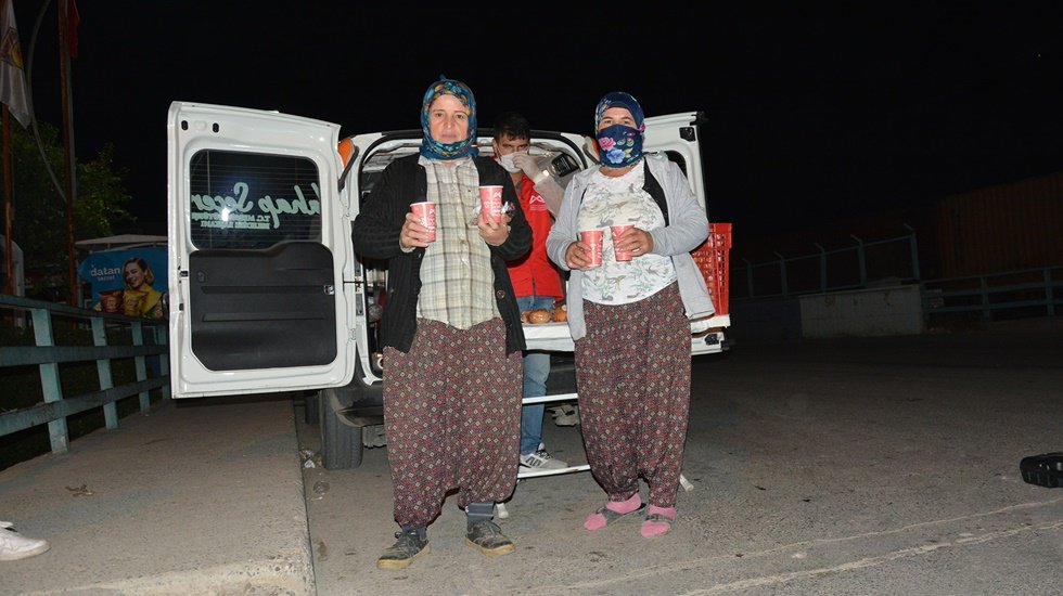 Büyükşehir’den sabah 05.00’te tarım işçilerine: “1 ekmek 1 çorba”