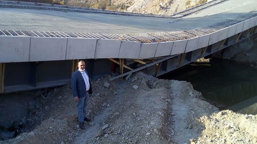 Daha yapılırken d&ouml;k&uuml;len betonun ağırlığına dayanamayarak &ccedil;&ouml;kt&uuml;