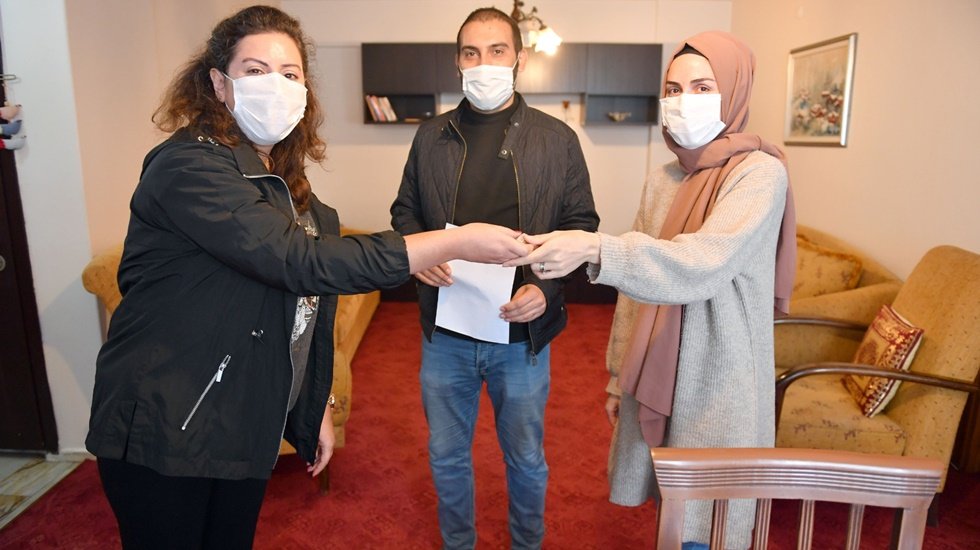 Depremzede &ccedil;ifte anneannesinin evini a&ccedil;tı