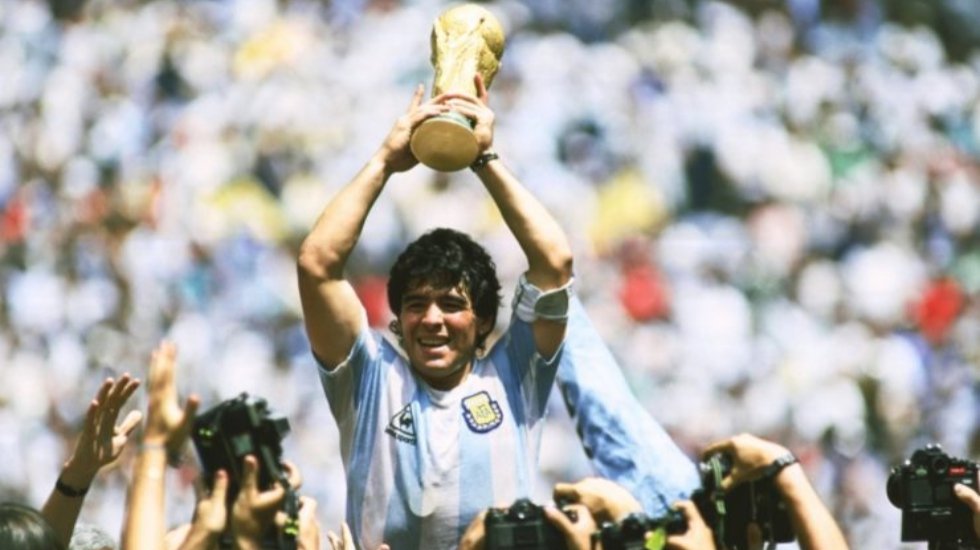 Efsane futbolcu Maradona hayatını kaybetti