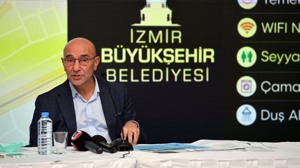 İnsanlar evlerindeki dolmaları, b&ouml;rekleri, giysileri getiriyor&hellip;