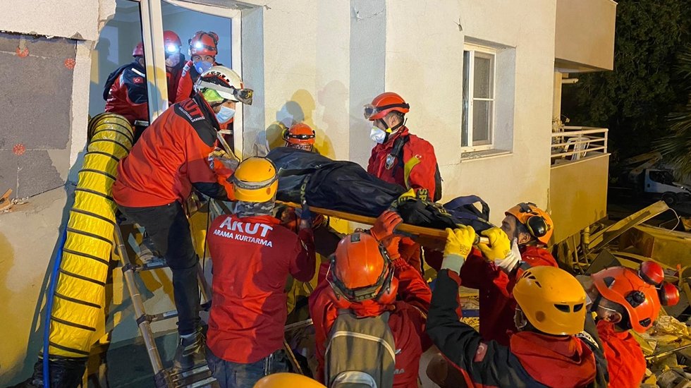 İzmir&rsquo;de can kaybı 100'e y&uuml;kseldi...