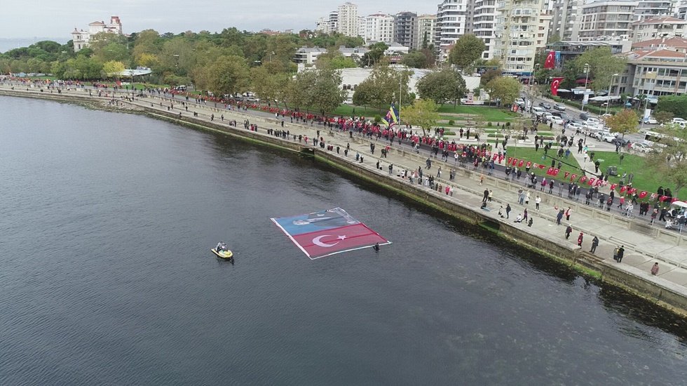 Kadık&ouml;y&rsquo;de 9&rsquo;u 5 ge&ccedil;e Ata&rsquo;ya saygı zinciri