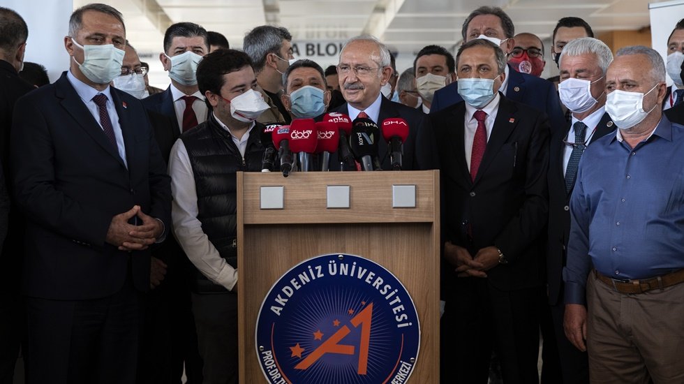 Kılı&ccedil;daroğlu , Muhittin B&ouml;cek&rsquo;i hastanede ziyaret etti