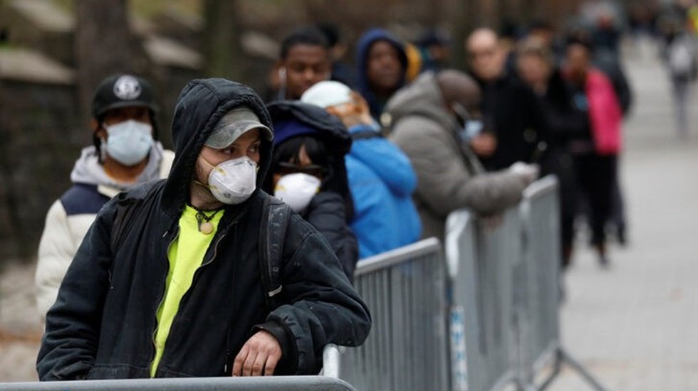 Korona testi kuyruğunda para ile sıra bekleyecek insan kiraladılar