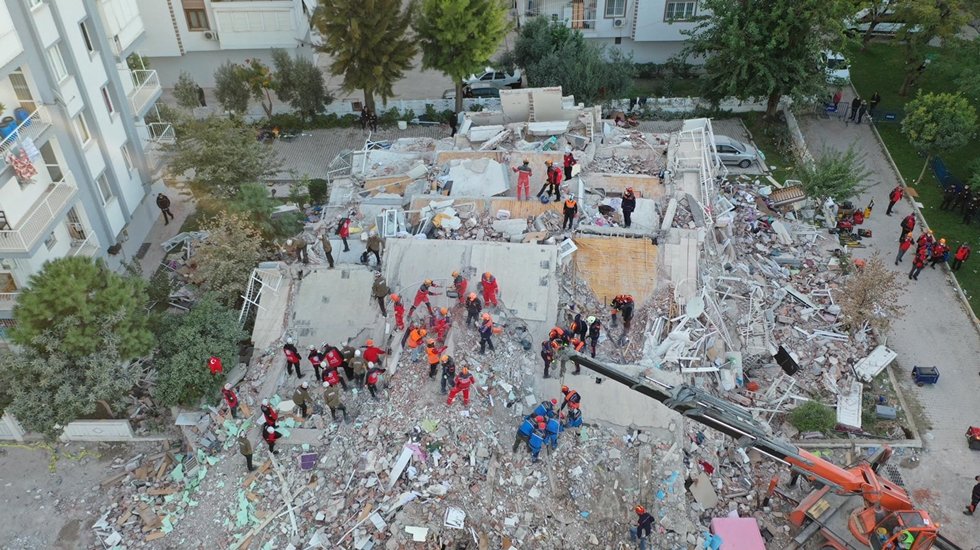 Kurtarma ekipleri zamanla yarışıyor