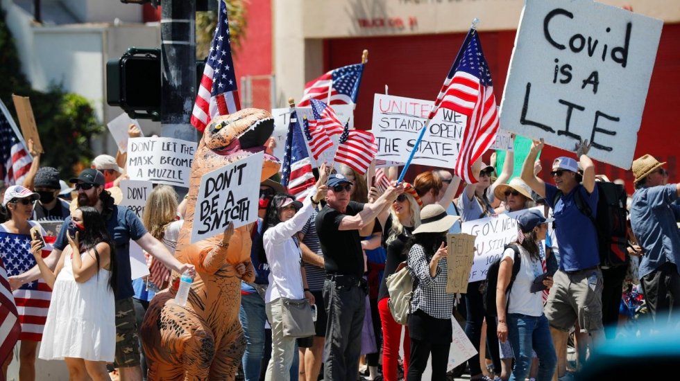 ABD'de halk sokağa indi: Koronavir&uuml;s yasaklarına karşı g&ouml;steri