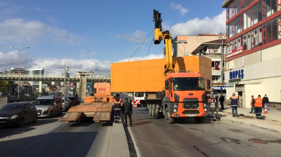 AKP’li Belediye İBB’nin yetki alanındaki yolu çift taraflı kapattı polis açtı