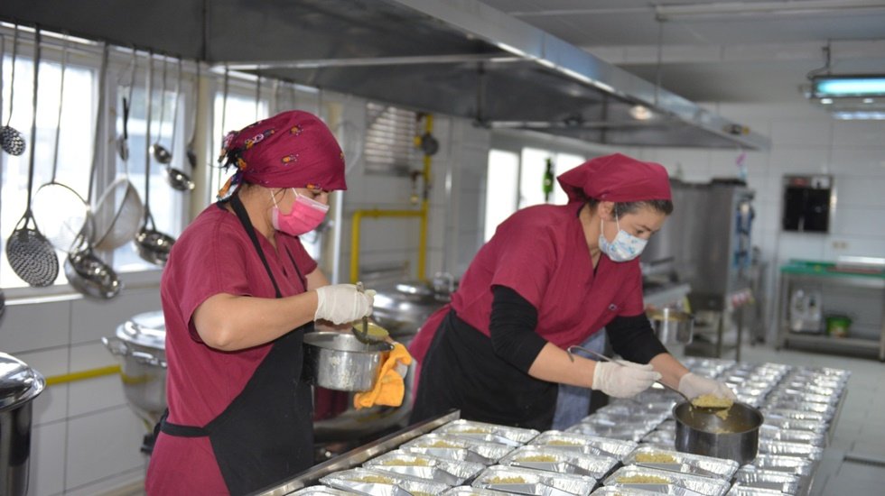 Avcılar Belediyesi’nden pandemi sürecinde binlerce yurttaşa sıcak yemek