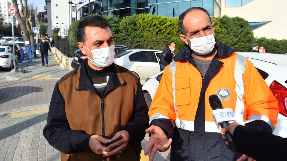 Belediye işçisi, sokakta bulduğu engelli maaşını sahibine teslim etti