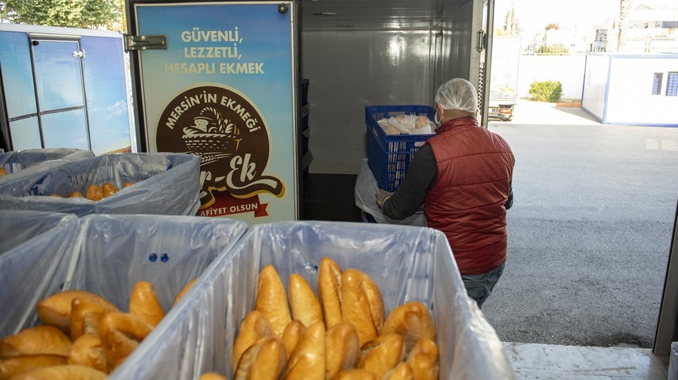 B&uuml;y&uuml;kşehir, sokağa &ccedil;ıkma yasağında vatandaşı &ldquo;ekmeksiz&rdquo; bırakmıyor