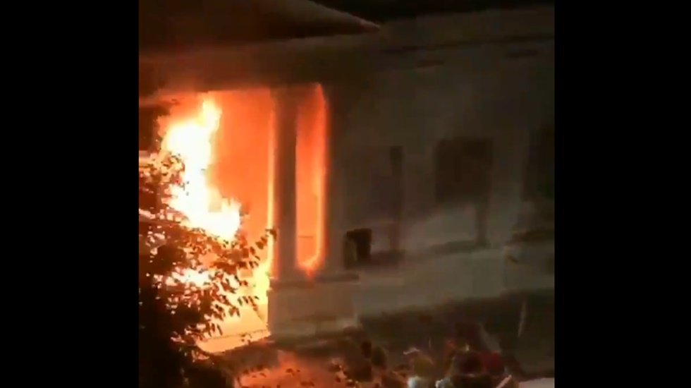 Kadın cinayetine tepki g&ouml;steren Arjantinli kadınlar, adalet sarayını yaktı