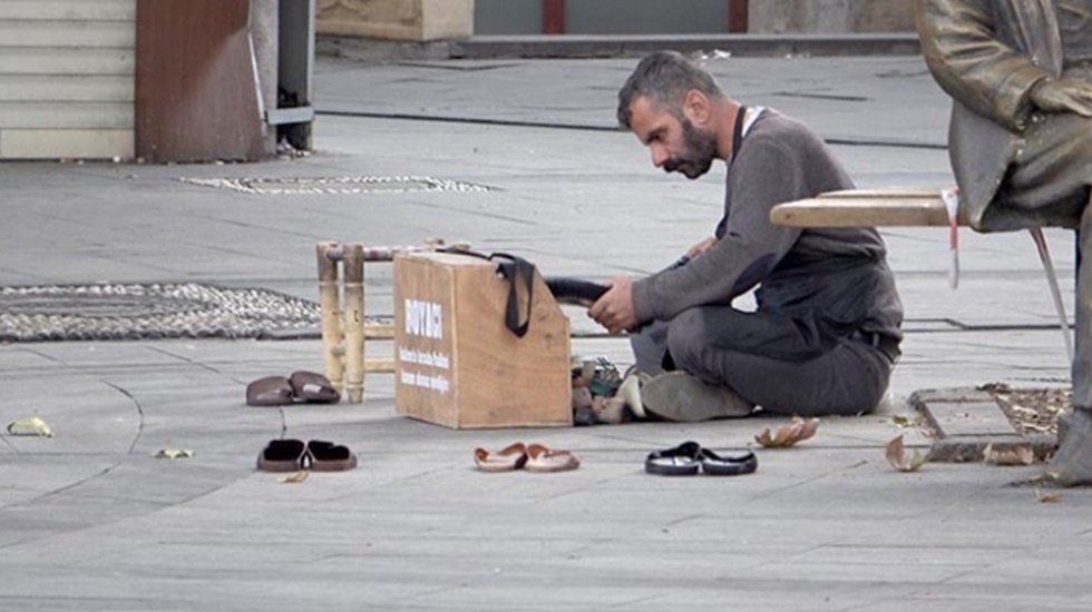 Kısıtlamalardan haberi olmayan boyacı boş sokaklarda m&uuml;şteri bekledi