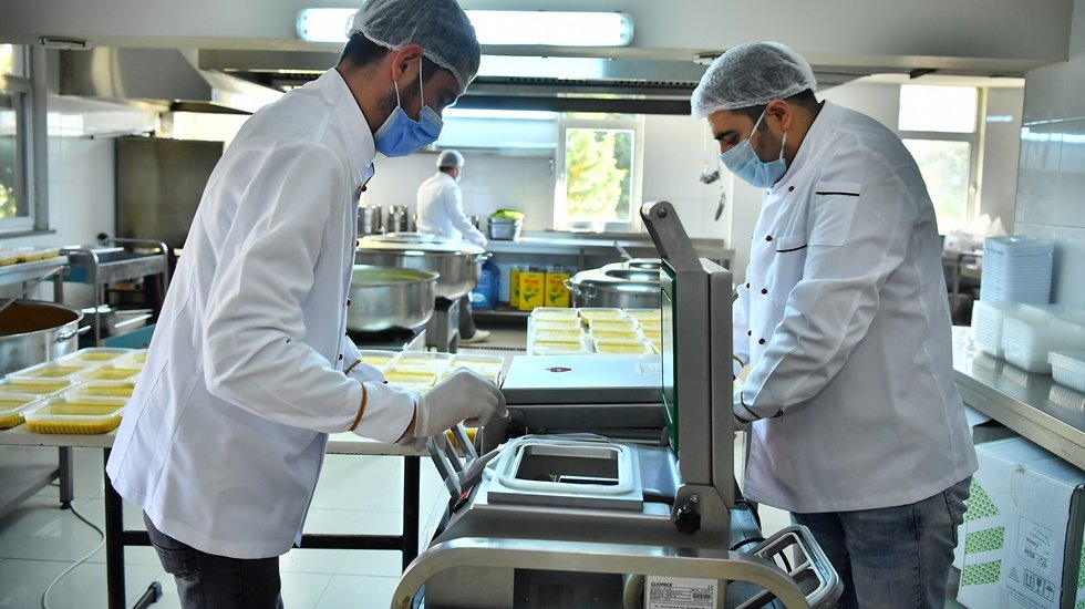 Koronavirüs tedavisi görenlere sıcak yemek desteği 