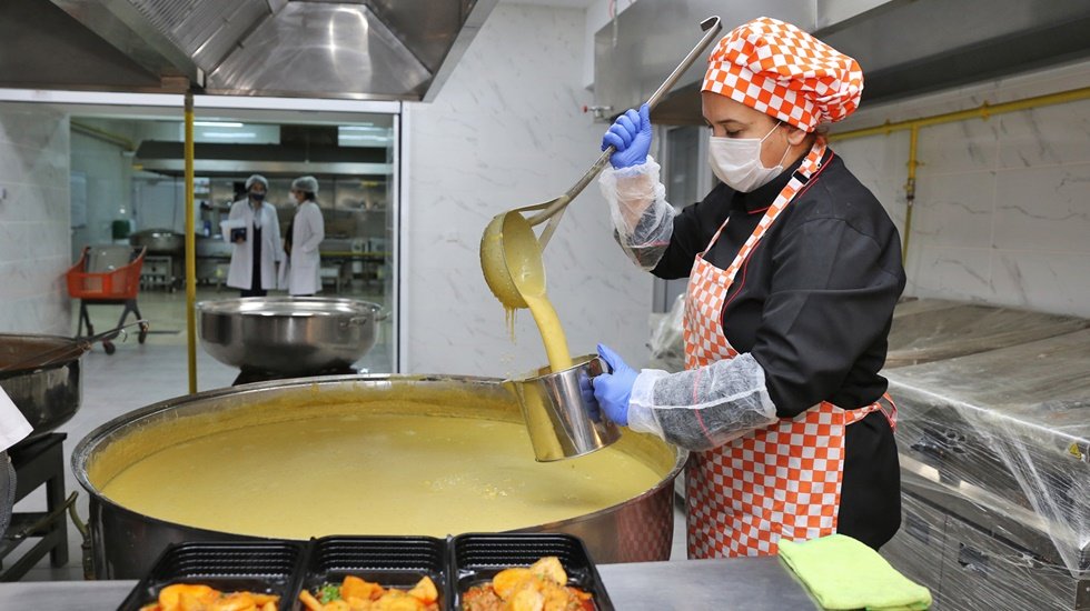 Küçükçekmece’de üst düzey korona önlemleri: Sıcak yemek!