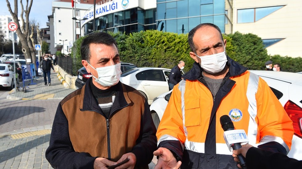Namuslu işçi sokakta bulduğu engelli maaşını sahibine teslim etti