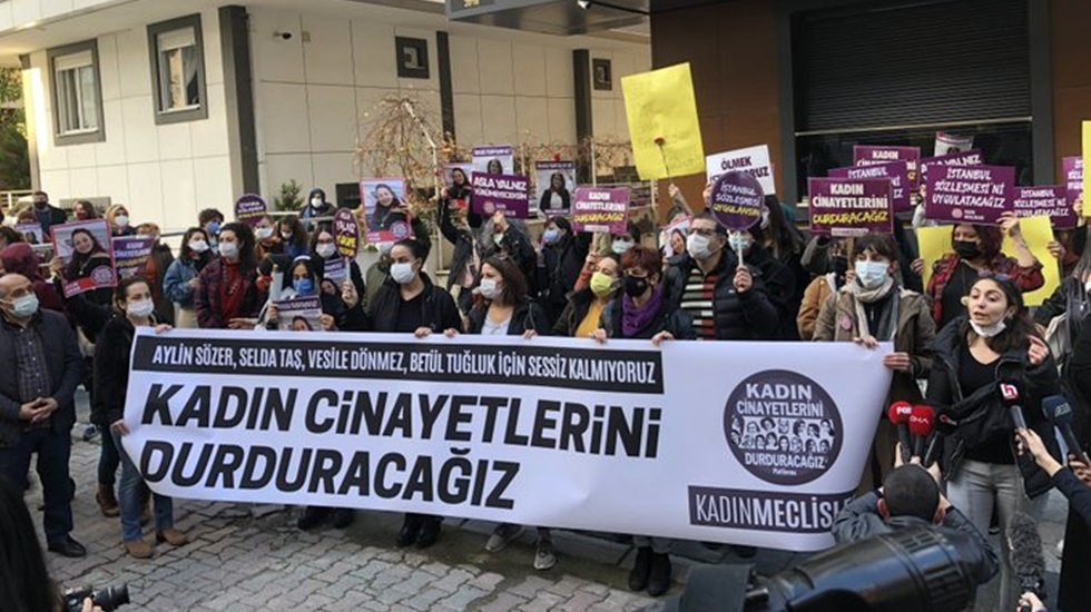 &Ouml;ld&uuml;r&uuml;len kadınlar i&ccedil;in sokağa &ccedil;ıkanlara g&ouml;zaltı