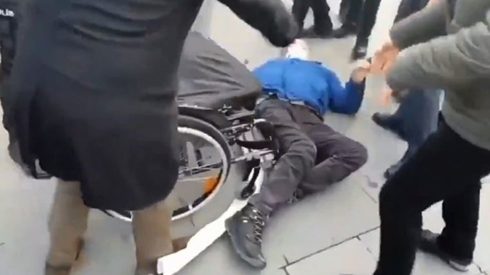Polis m&uuml;dahalesi sırasında tekerlekli sandalyesinde bulunan HDP&rsquo;li milletvekili yere d&uuml;ş&uuml;r&uuml;ld&uuml;