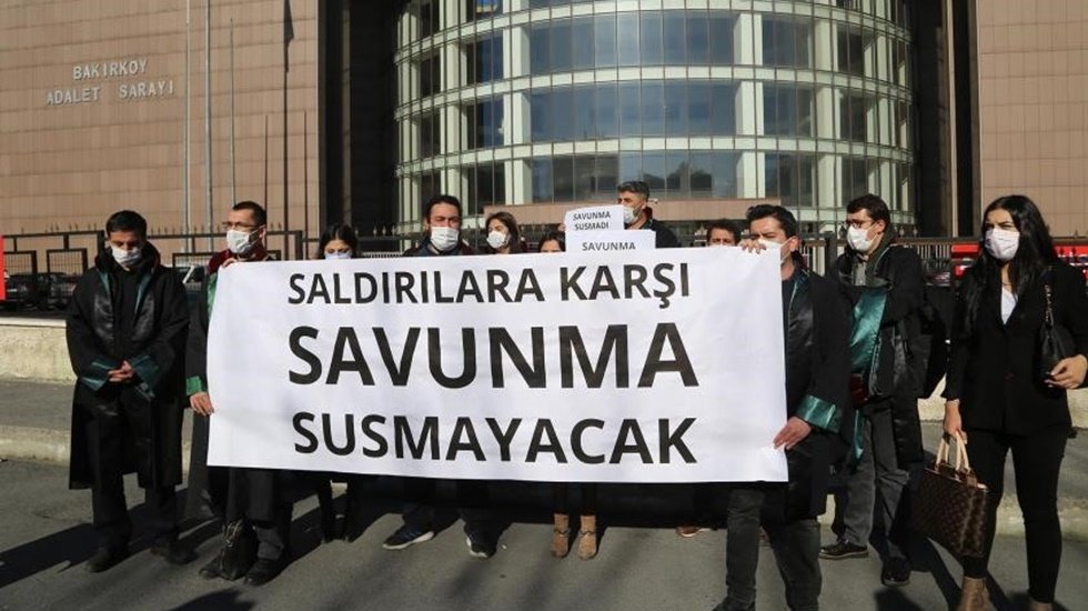 Stajyer Avukat&rsquo;a uygulanan şiddet protesto edildi
