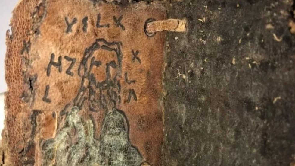 650 yıllık İncil'i satmaya çalışırken yakalandılar