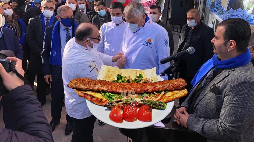 Adana lezzetleri gelişiyor&hellip; Başkanlar şef &uuml;niforması giydi